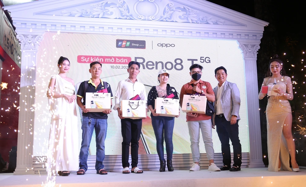 FPT Shop giao OPPO Reno8 T Series cho khách hàng