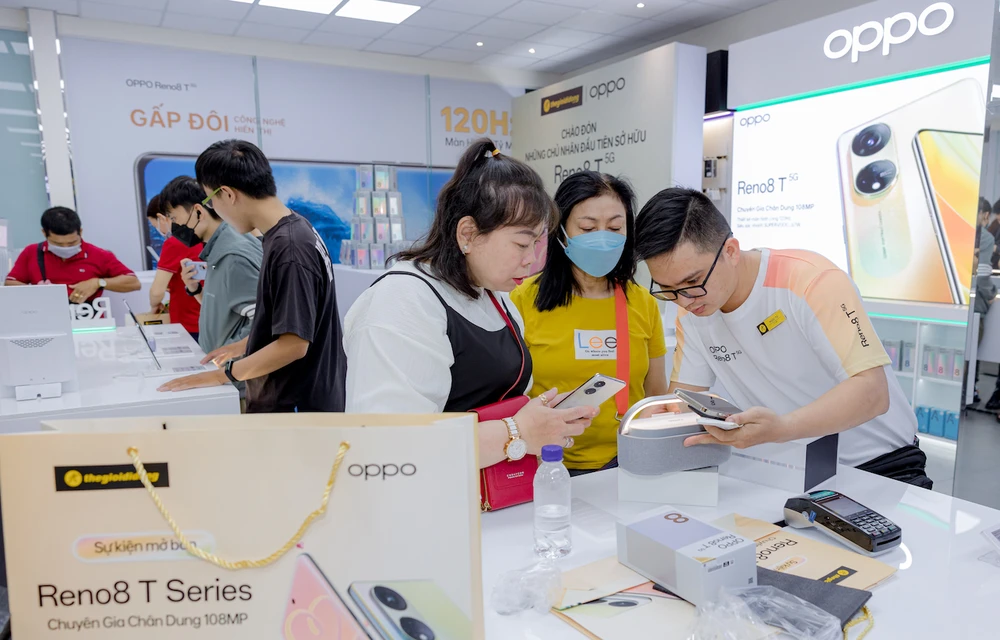 Khách hàng nhận OPPO Reno8 T Series tại Thế Giới Di Động