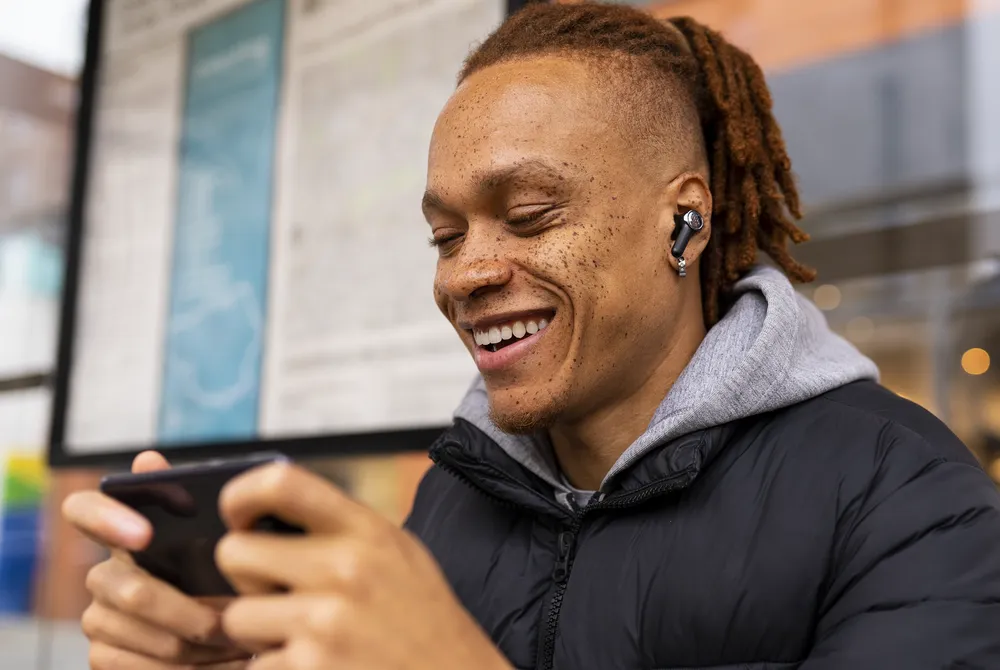 Với hệ thống 6 micro tạo chùm tia tích hợp (3 micro mỗi bên tai nghe), dù kêu gọi đồng đội hay cà khịa đối thủ, giọng nói của bạn luôn được truyền tải rõ ràng ngay cả trong môi trường ồn ào. Với hệ thống 6 micro tạo chùm tia tích hợp (3 micro mỗi bên tai nghe), dù kêu gọi đồng đội hay cà khịa đối thủ, giọng nói của bạn luôn được truyền tải rõ ràng ngay cả trong môi trường ồn ào.