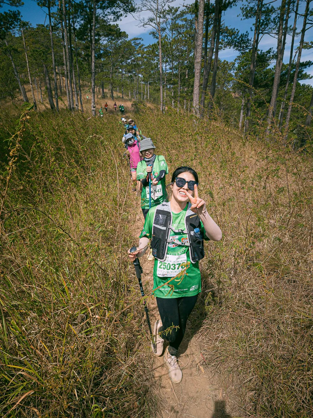 Vừa băng qua đồi thông, một con đường mòn hiện ra với hai bên đầy cỏ dại cao đến vai người Vừa băng qua đồi thông, một con đường mòn hiện ra với hai bên đầy cỏ dại cao đến vai người