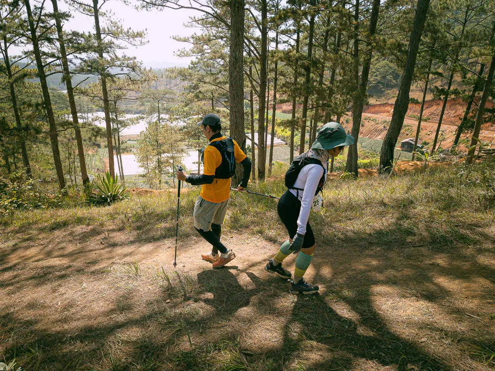 Hai người lần đầu tiên biết nhau nhưng anh thanh niên sẵn sàng dìu cô gái xuống dốc ở tư thế đi ngược vì đầu gối đã quá đau.. Hai người lần đầu tiên biết nhau nhưng anh thanh niên sẵn sàng dìu cô gái xuống dốc ở tư thế đi ngược vì đầu gối đã quá đau..