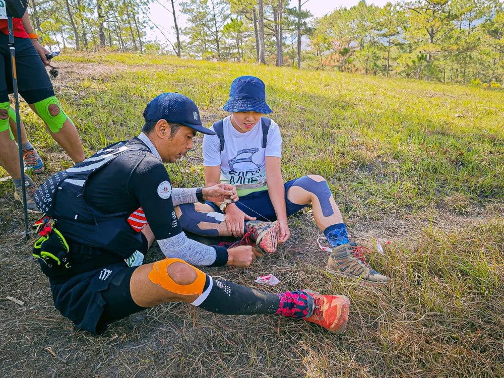 Giúp một người em xử lý đôi giày bị bung đế, khi chỉ còn tầm 5km là đích Giúp một người em xử lý đôi giày bị bung đế, khi chỉ còn tầm 5km là đích