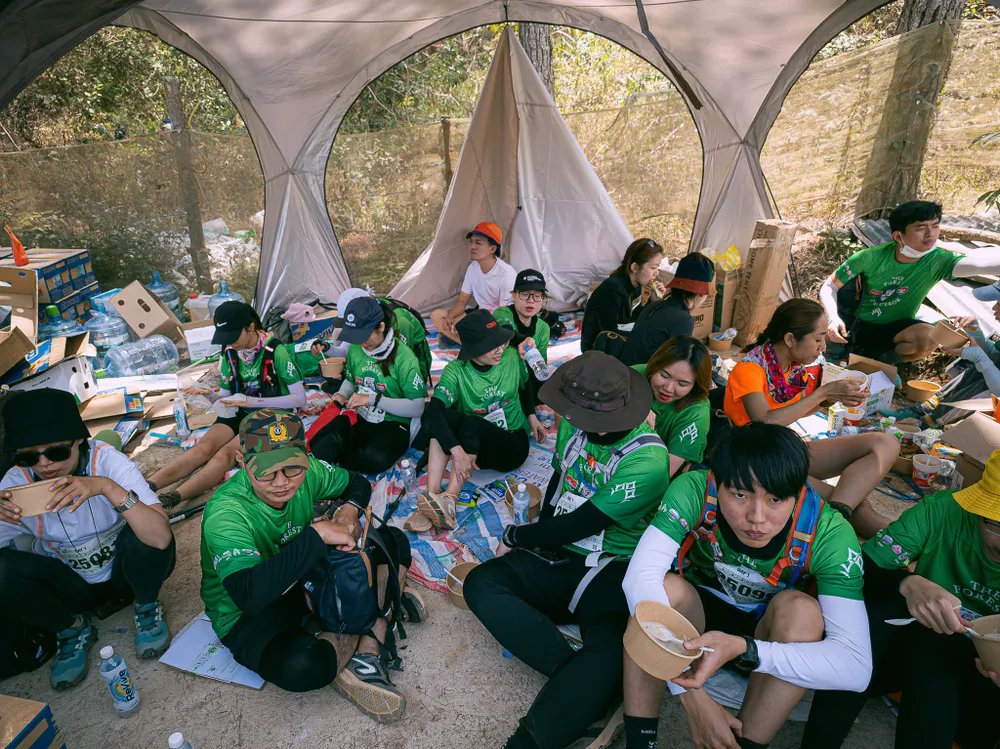 Những người tham gia có thể vào lều của ban tổ chức dựng sẵn để nghỉ ngơi Những người tham gia có thể vào lều của ban tổ chức dựng sẵn để nghỉ ngơi