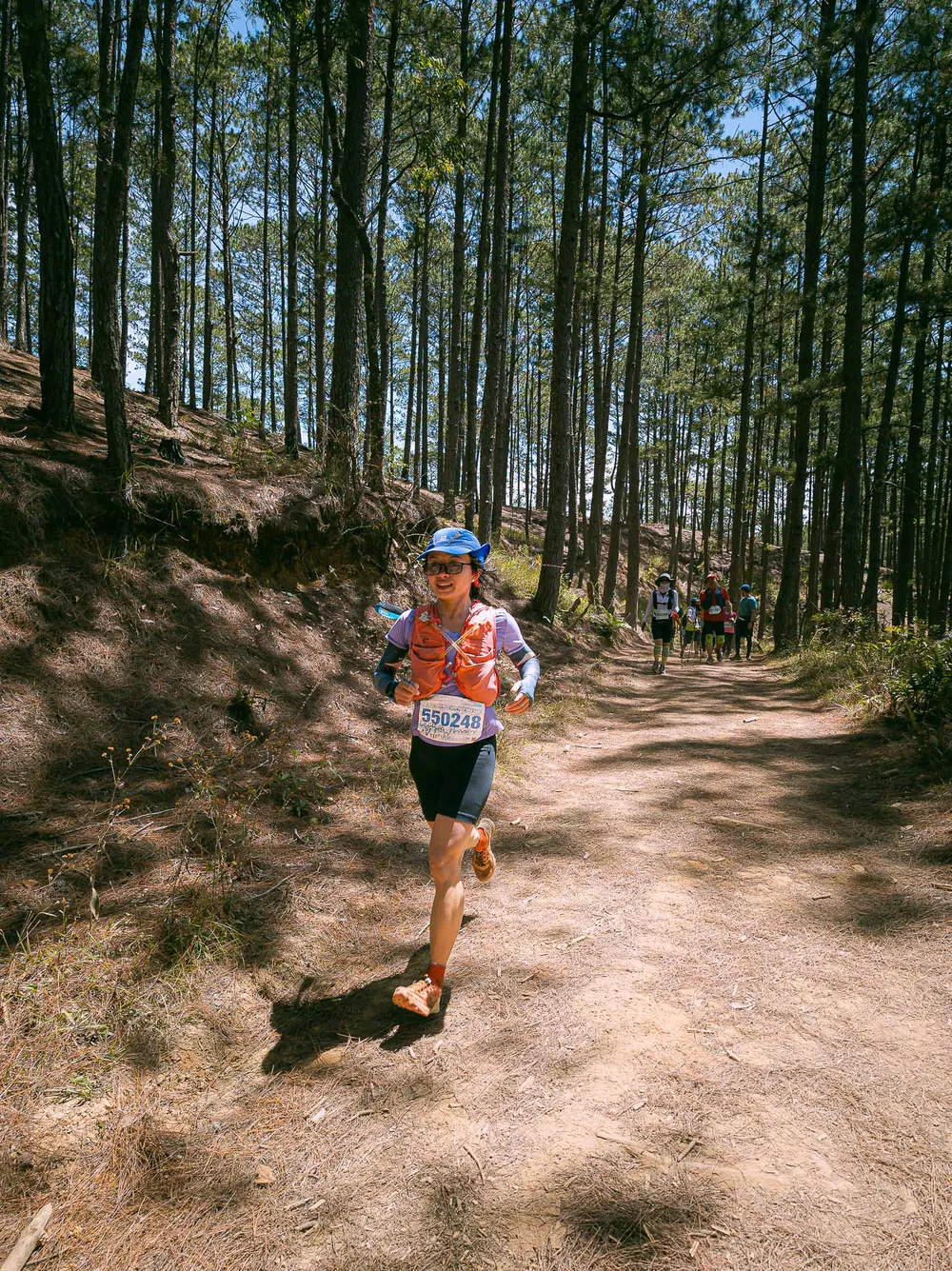 Ở cự ly 55km, không khó để Tiểu Đường, một vận động viên trail chuyên nghiệp của Việt Nam, bon bon leo dốc trên đường về đích Ở cự ly 55km, không khó để Tiểu Đường, một vận động viên trail chuyên nghiệp của Việt Nam, bon bon leo dốc trên đường về đích