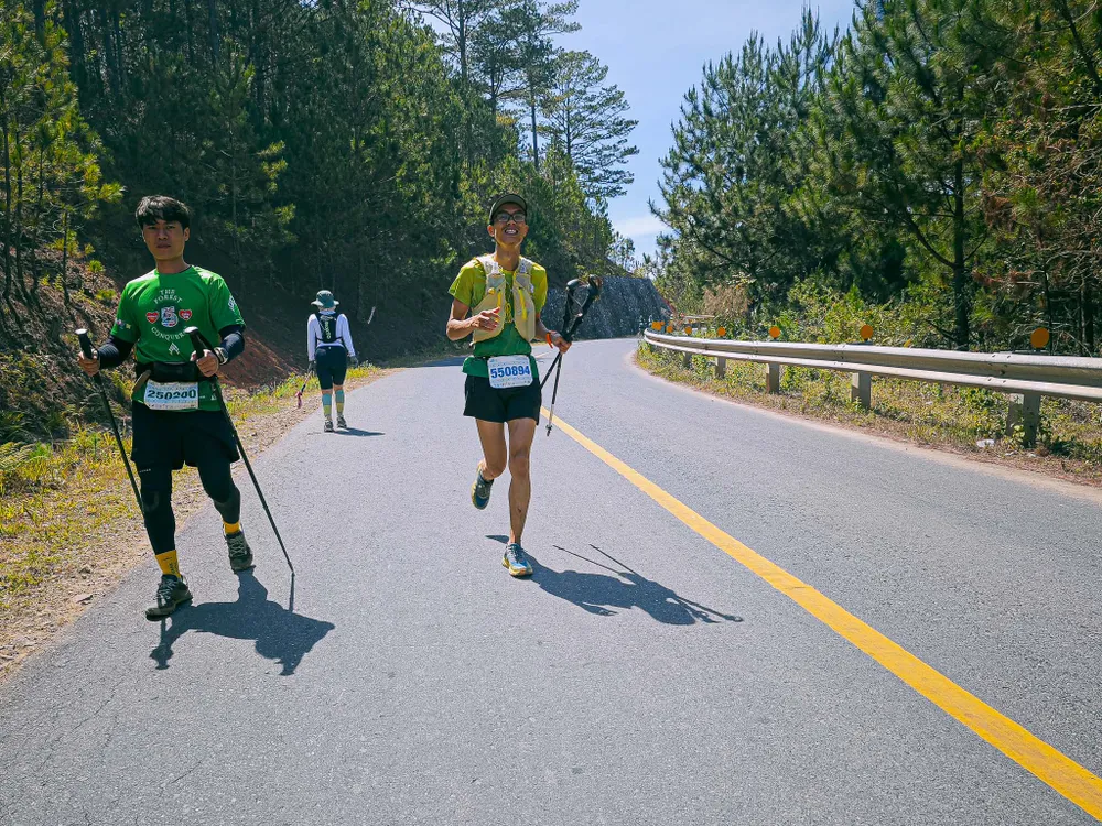 Một vận động viên chuyên nghiệp đang tăng tốc trên đường nhựa Một vận động viên chuyên nghiệp đang tăng tốc trên đường nhựa