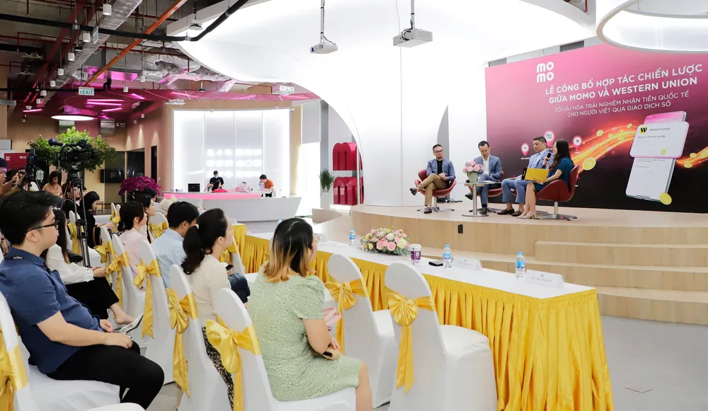 Đại diện Western Union và MoMo chia sẻ tại lễ ký kết hợp tác Đại diện Western Union và MoMo chia sẻ tại lễ ký kết hợp tác