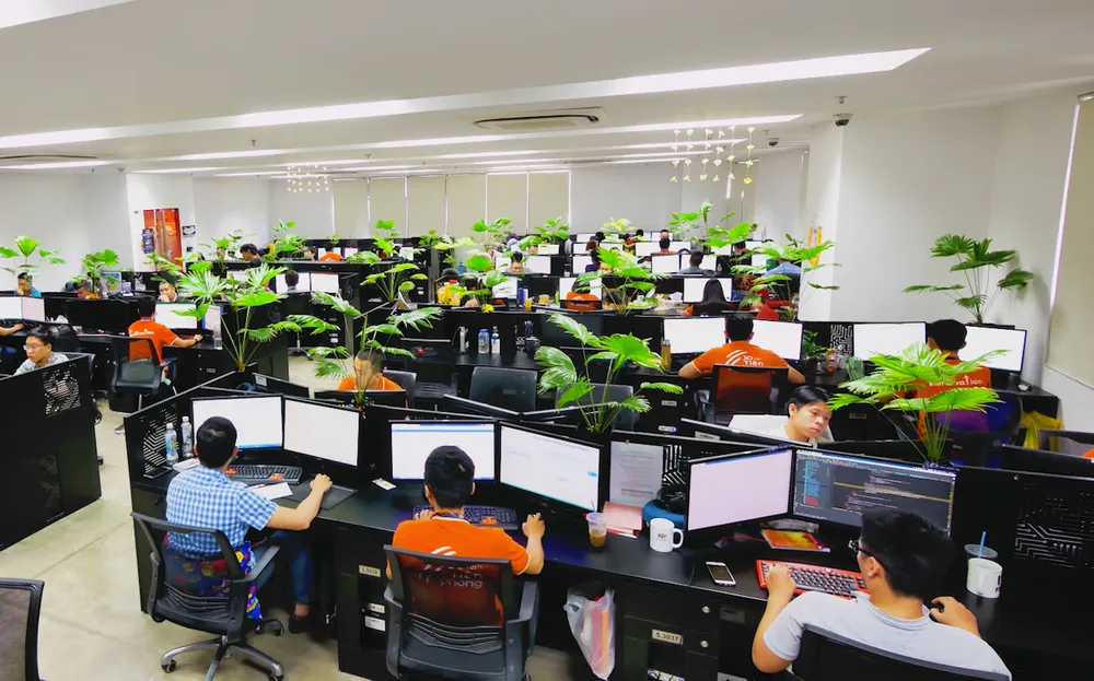 Hiện FPT Complex Đà Nẵng là nơi làm việc của gần 6.000 nhân sự trong lĩnh vực phần mềm. Dự kiến trong năm 2024, FPT Complex sẽ hoàn thiện giai đoạn 3, đáp ứng chỗ làm việc cho 10.000 nhân sự Hiện FPT Complex Đà Nẵng là nơi làm việc của gần 6.000 nhân sự trong lĩnh vực phần mềm. Dự kiến trong năm 2024, FPT Complex sẽ hoàn thiện giai đoạn 3, đáp ứng chỗ làm việc cho 10.000 nhân sự