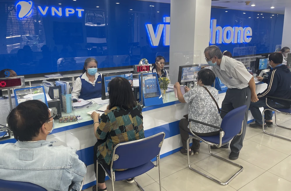 Người dân bổ sung thông tin thuê bao trước ngày 31-3 tại đại lý Vinaphone trên đường Hùng Vương, quận 10, TPHCM. Ảnh: HOÀNG HÙNG