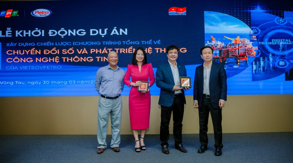 Vietsovpetro tặng quà lưu niệm cho đại diện liên danh nhà thầu FPT-Petro South