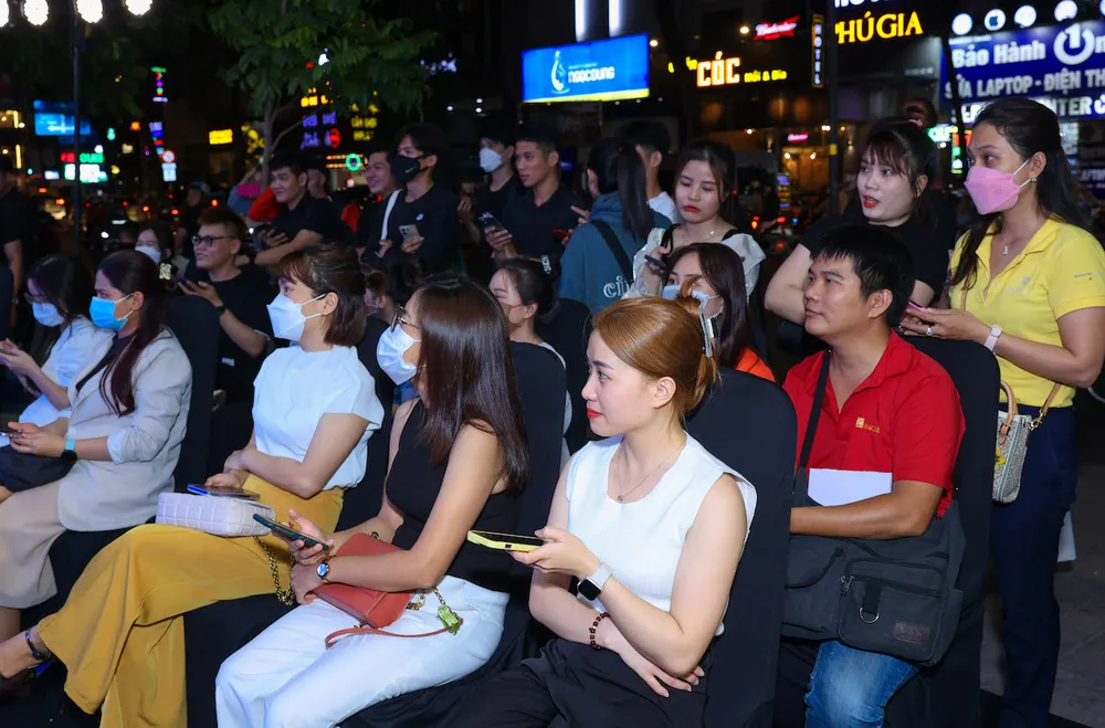 Khách hàng chờ nhận OPPO Find N2 Flip từ tối 7-4 Khách hàng chờ nhận OPPO Find N2 Flip từ tối 7-4