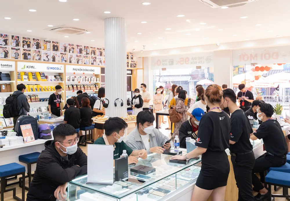 Khách hàng đến với Minh Tuấn Mobile tại Quận Gò Vấp Khách hàng đến với Minh Tuấn Mobile tại Quận Gò Vấp