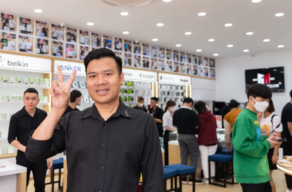 Ông Nguyễn Minh Tuấn tại hệ thống vừa được khai trương Ông Nguyễn Minh Tuấn tại hệ thống vừa được khai trương