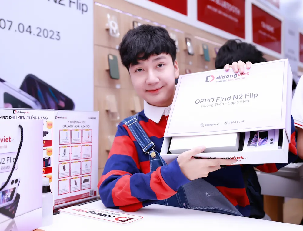Khách hàng nhận OPPO Find N2 Flip của hệ thống Di Động Việt Khách hàng nhận OPPO Find N2 Flip của hệ thống Di Động Việt