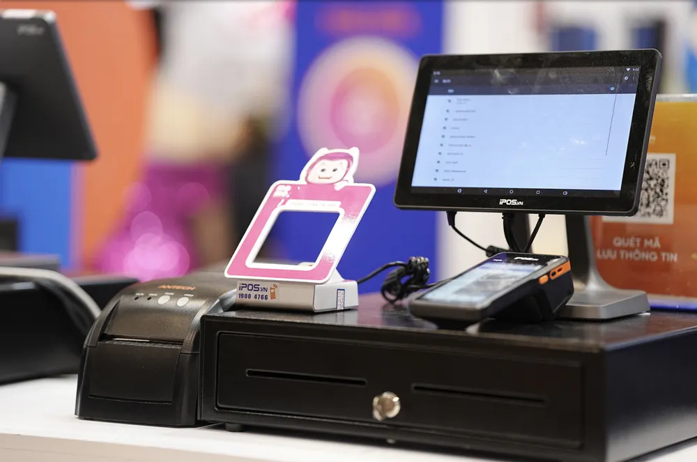 MoMo với thế mạnh về nền tảng công nghệ và sự thấu hiểu nhóm khách hàng cuối (end-user), đã hợp tác cùng iPOS.vn - với thế mạnh thấu hiểu sâu sắc thị trường F&B và kiến thức quản trị, ra mắt nhiều tính năng, sản phẩm mới, góp phần giúp doanh nghiệp F&B kết nối hiệu quả hơn với cộng đồng thực khách MoMo với thế mạnh về nền tảng công nghệ và sự thấu hiểu nhóm khách hàng cuối (end-user), đã hợp tác cùng iPOS.vn - với thế mạnh thấu hiểu sâu sắc thị trường F&B và kiến thức quản trị, ra mắt nhiều tính năng, sản phẩm mới, góp phần giúp doanh nghiệp F&B kết nối hiệu quả hơn với cộng đồng thực khách