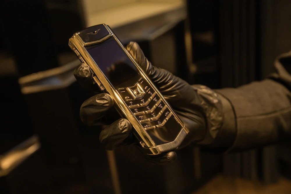 Chiếc Vertu Signature V hơn 2 tỷ đồng vẫn có người mua