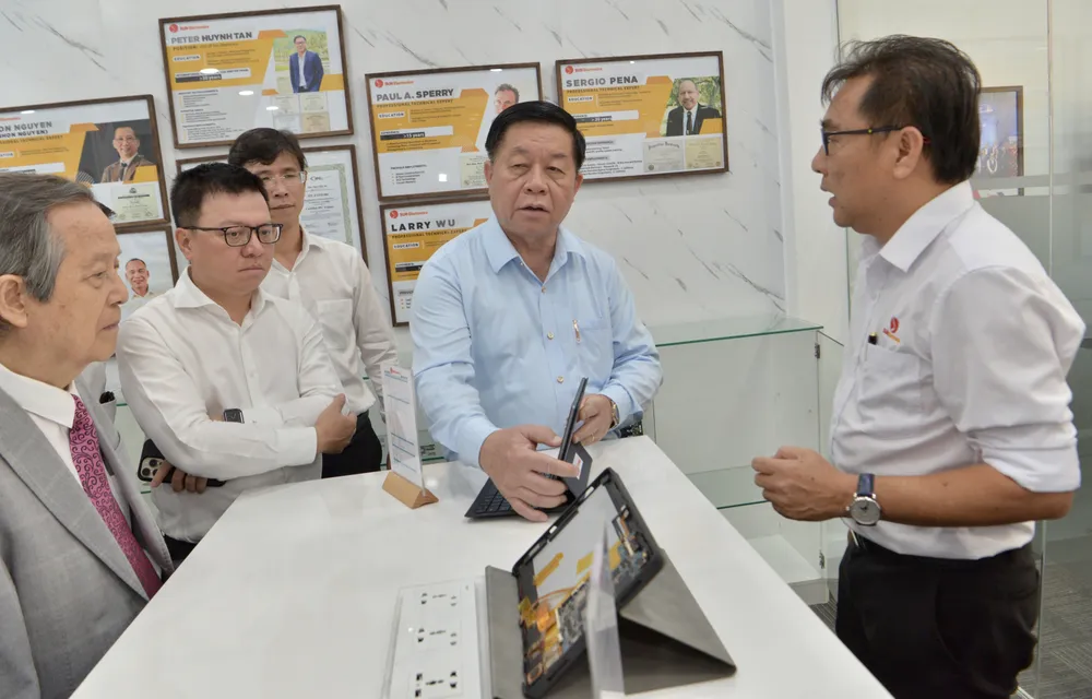 Đồng chí Nguyễn Trọng Nghĩa đã đến thăm Trung tâm đào tạo điện tử quốc tế. Ảnh: CAO THĂNG Đồng chí Nguyễn Trọng Nghĩa đã đến thăm Trung tâm đào tạo điện tử quốc tế. Ảnh: CAO THĂNG