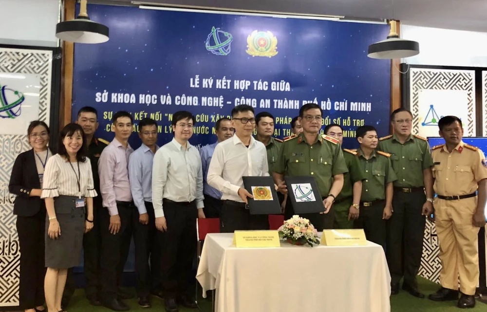 Lãnh đạo Sở KH-CN và Công an TPHCM trao kỷ niệm chương tại chương trình