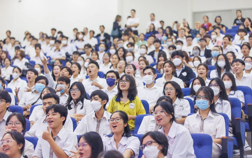 Các bạn học sinh vui vẻ tham gia tại buổi lễ Các bạn học sinh vui vẻ tham gia tại buổi lễ