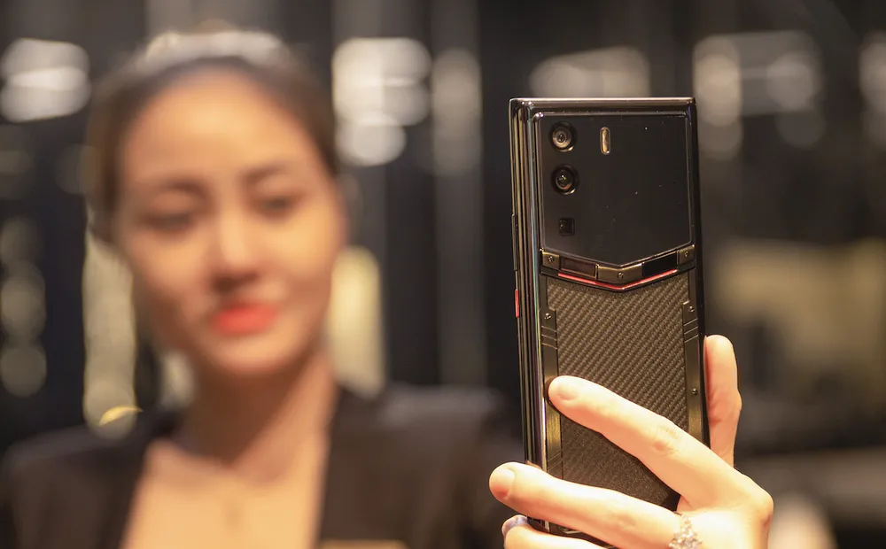 Mặt sau của Metavertu Basic Carbon Fiber được làm từ sợi carbon đen