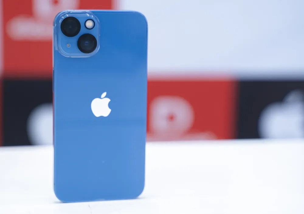 iPhone 13 VN/A tiếp tục giữ vững phong độ với sức bán đứng thứ 2 tại Di Động Việt, chỉ sau iPhone 14 Pro Max. So với đầu tháng 6, model này đã giảm giá nhẹ 200 ngàn đồng, chỉ còn từ 15,79 triệu đồng cho phiên bản 128GB iPhone 13 VN/A tiếp tục giữ vững phong độ với sức bán đứng thứ 2 tại Di Động Việt, chỉ sau iPhone 14 Pro Max. So với đầu tháng 6, model này đã giảm giá nhẹ 200 ngàn đồng, chỉ còn từ 15,79 triệu đồng cho phiên bản 128GB