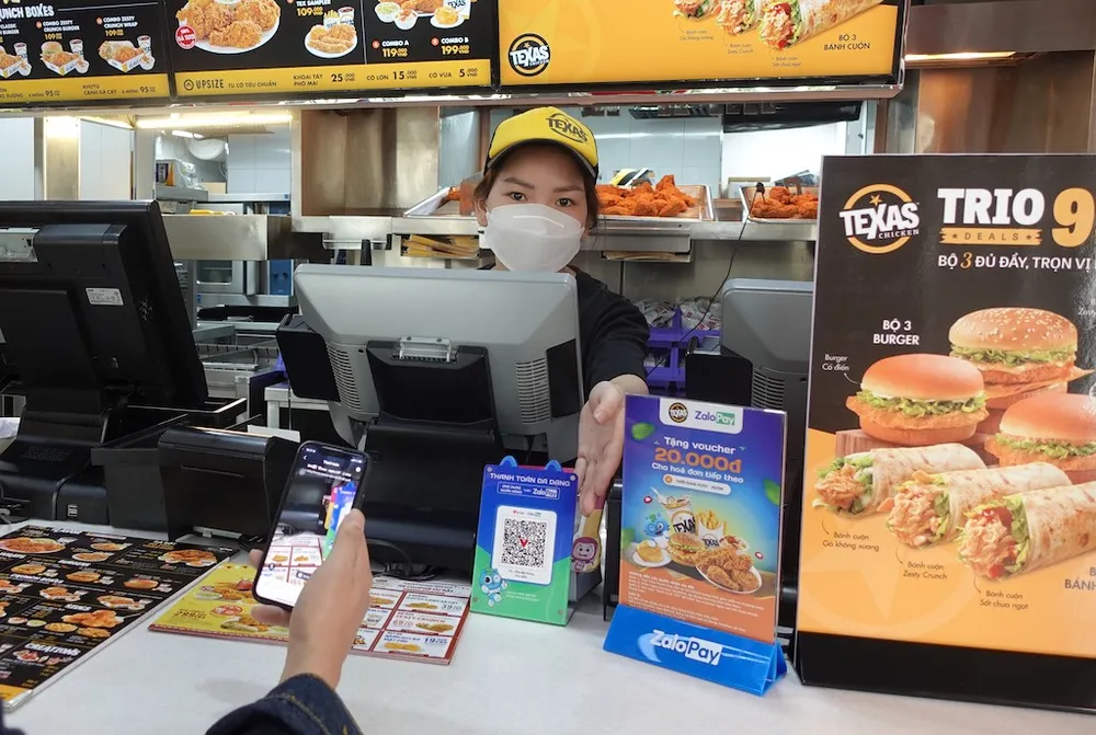 Mã QR đa năng của ZaloPay đã được ứng dụng rộng rãi Mã QR đa năng của ZaloPay đã được ứng dụng rộng rãi