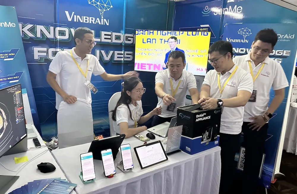 Doanh nghiệp giới thiệu sản phẩm tại sự kiện. Ảnh. T.Ba Doanh nghiệp giới thiệu sản phẩm tại sự kiện. Ảnh. T.Ba