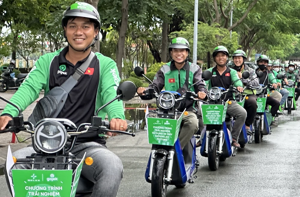 Người dùng Gojek sẽ có thể trải nghiệm dịch vụ GoRide, GoFood và GoSend với dòng xe máy điện Selex Camel.