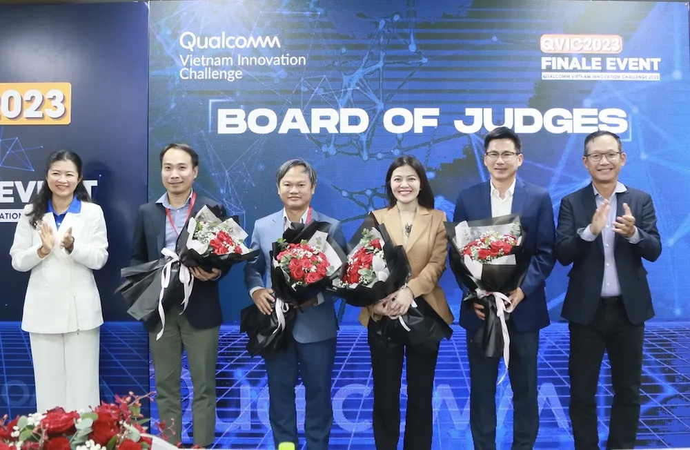 Ban tổ chức trao giải thưởng cho các đội tham gia dự thi Ban tổ chức trao giải thưởng cho các đội tham gia dự thi