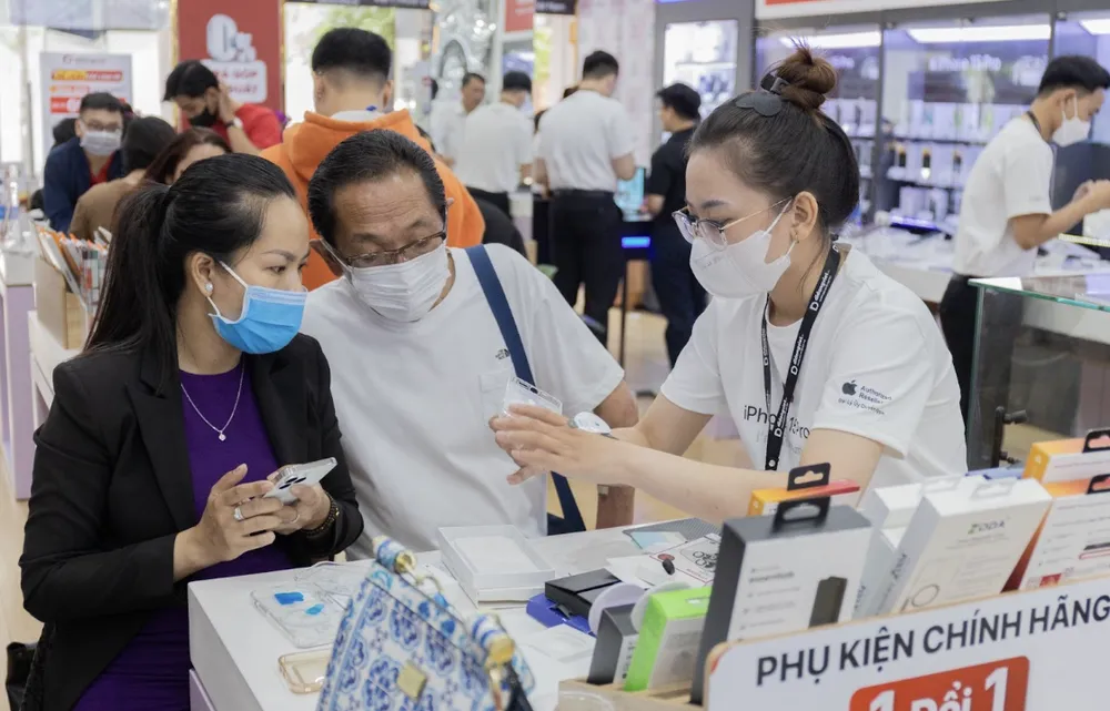 Trong khi chờ đợi nhận máy, khách hàng tranh thủ trải nghiệm dịch vụ tại Di động Việt