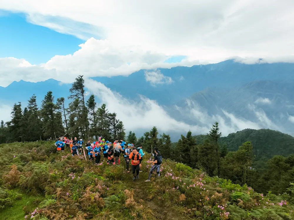 Trước cảnh thiên nhiên hùng vĩ, không ít vận động viên phải dừng lại để cảm nhận Trước cảnh thiên nhiên hùng vĩ, không ít vận động viên phải dừng lại để cảm nhận