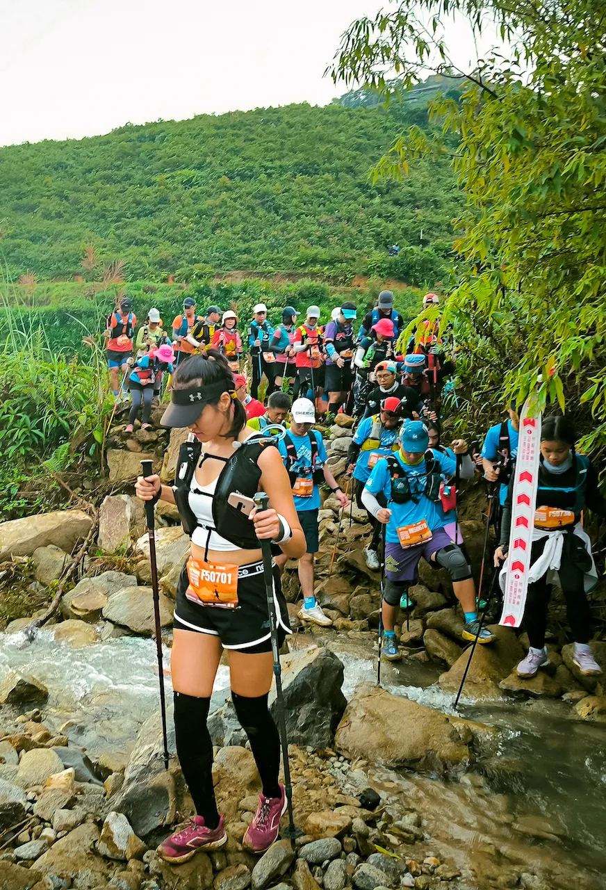 Trước một con suối trơn trượt, mọi người phải xếp hàng để lần lượt vượt qua Trước một con suối trơn trượt, mọi người phải xếp hàng để lần lượt vượt qua