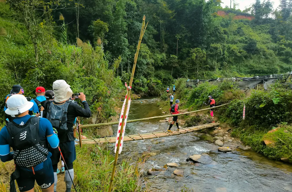 Cây cầu tạm được dựng lên khi có VMM để vận động viên qua suối an toàn hơn Cây cầu tạm được dựng lên khi có VMM để vận động viên qua suối an toàn hơn