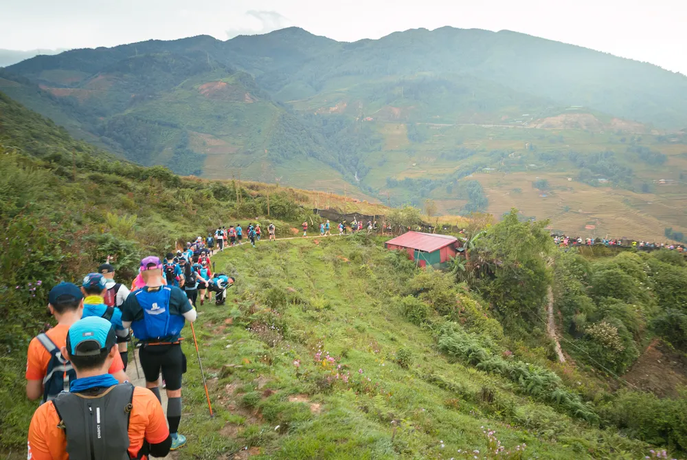 Các vận động viên theo đường mòn để từng bước tiến vào rừng Các vận động viên theo đường mòn để từng bước tiến vào rừng