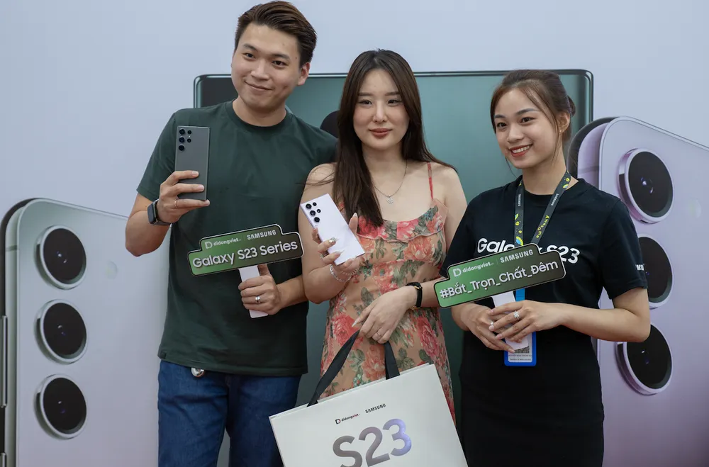 Khách hàng mua Galaxy S23 Khách hàng mua Galaxy S23