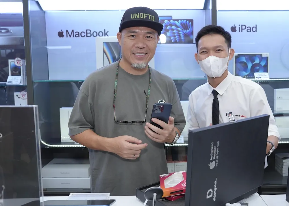 Nhạc sĩ Huy Tuấn Trade-in iPhone 15 Pro Max tại Di Động Việt Nhạc sĩ Huy Tuấn Trade-in iPhone 15 Pro Max tại Di Động Việt