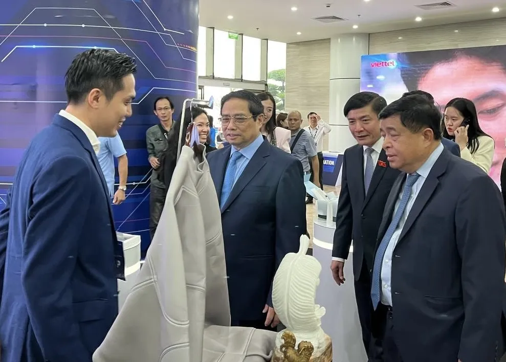 Thủ tướng Chính phủ Phạm Minh Chính thăm quan khu trưng bày của Phygital Labs Thủ tướng Chính phủ Phạm Minh Chính thăm quan khu trưng bày của Phygital Labs