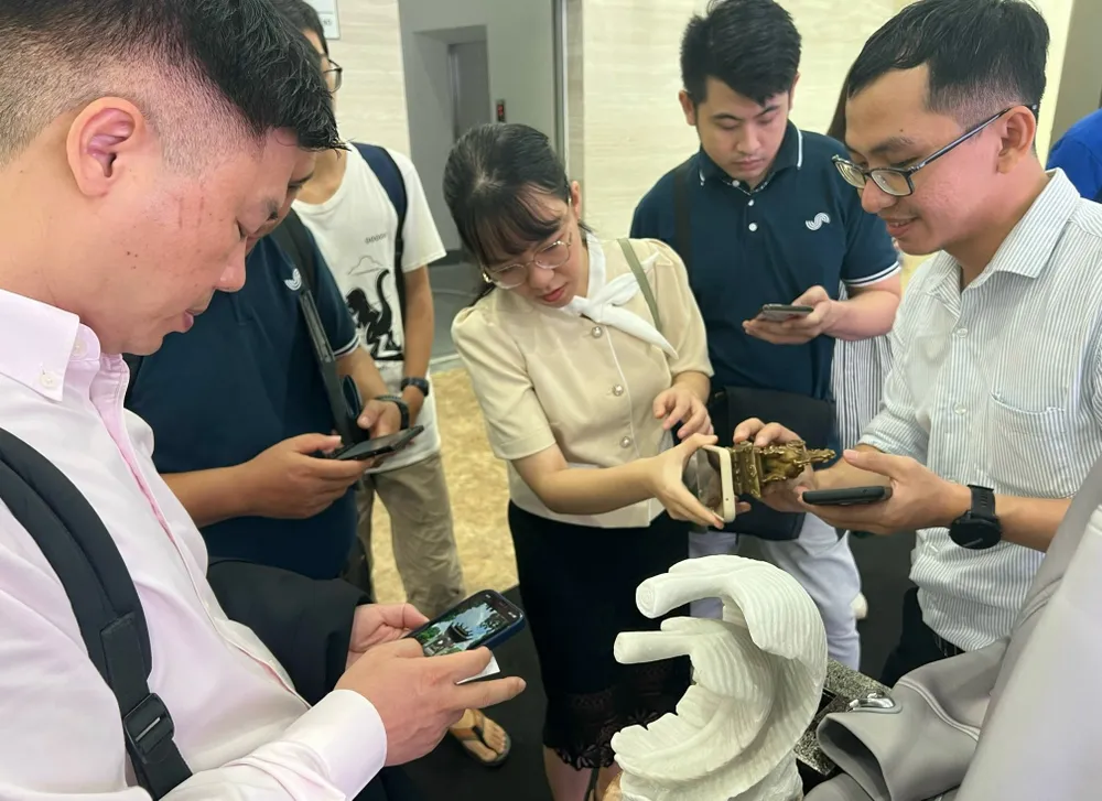 Khách tham quan tìm hiểu về công nghệ Vật lý số của Phygital Labs Khách tham quan tìm hiểu về công nghệ Vật lý số của Phygital Labs