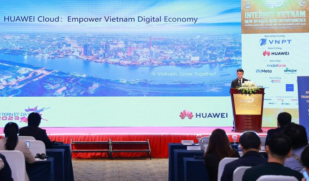 Ông Li Chufei, Giám đốc Kinh doanh Huawei Cloud Đông Nam Á phát biểu tại sự kiện Internet Day 2023