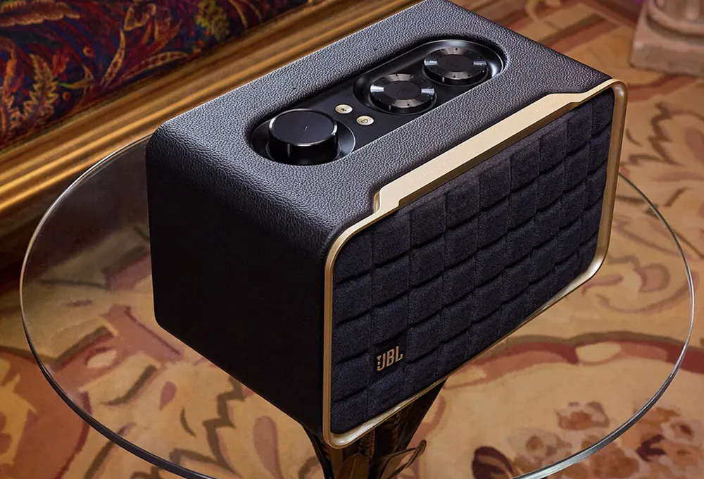 JBL Authentics gây ấn tượng từ cái nhìn đầu tiên với khung nhôm cao cấp, vỏ bọc da tinh tế và lưới tản nhiệt Quadrex đã được nâng cấp. JBL Authentics gây ấn tượng từ cái nhìn đầu tiên với khung nhôm cao cấp, vỏ bọc da tinh tế và lưới tản nhiệt Quadrex đã được nâng cấp.