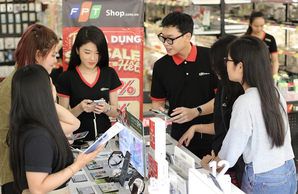 Nhiều mặt hàng điện tử có giá tốt tại FPT Shop