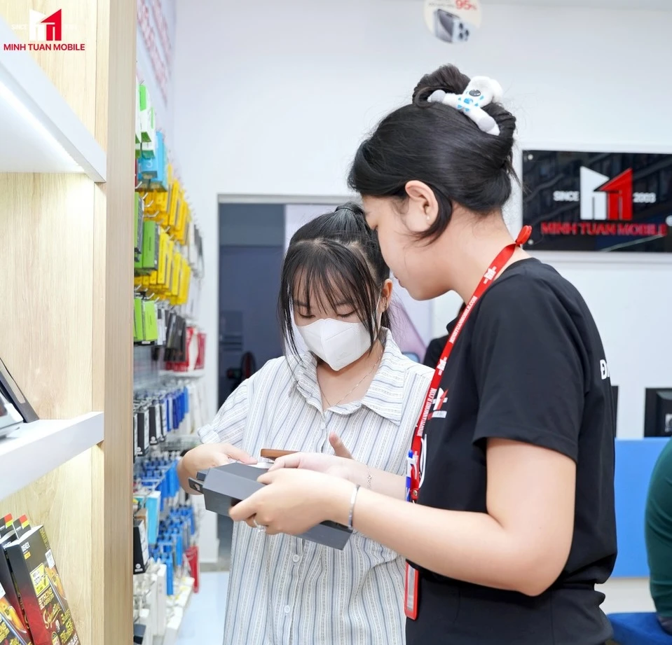 Khách hàng mua sản phẩm tại Minh Tuấn Mobile minh-tuan-mobile-tan-phu-04.jpg
