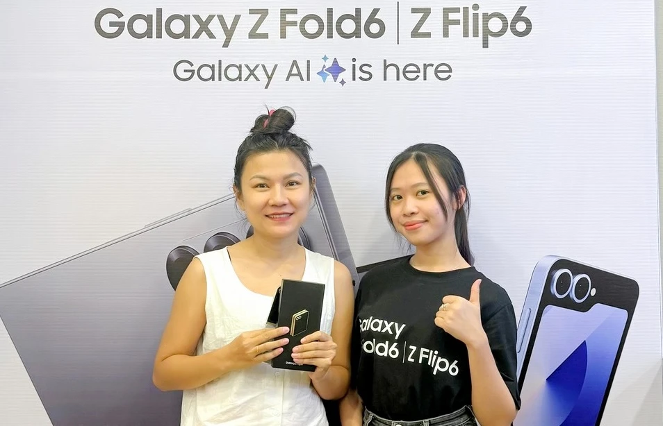 Khách hàng nhận Galaxy Z6 Series tại Minh Tuấn Mobile 