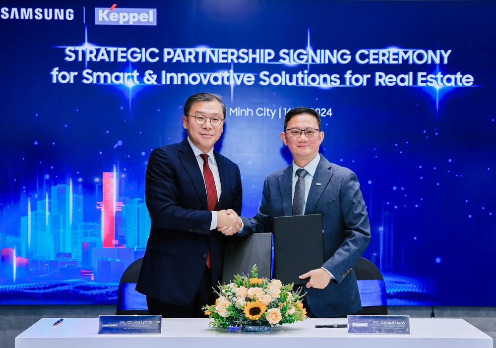 Ông Lee Chung Lyong, CEO kiêm Chủ tịch Công ty Điện tử Samsung Vina và ông Joseph Low, Chủ tịch Khối Bất động sản, Keppel Việt Nam ký kết hợp tác