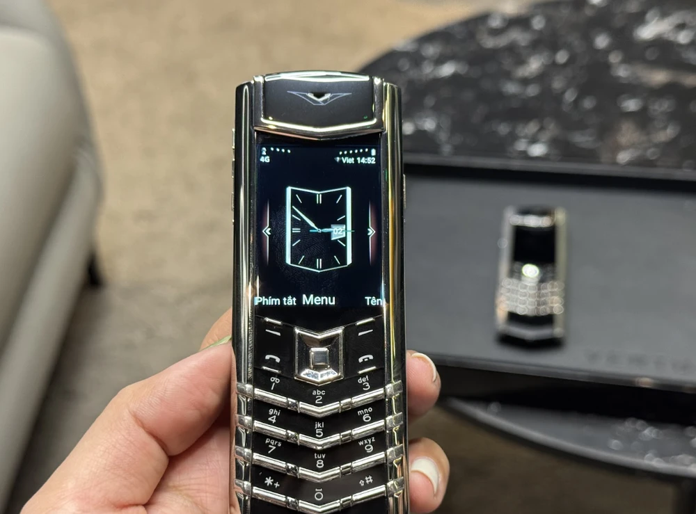 Chiếc điện thoại Vertu Signature đang được rao bán giá 5 triệu đồng