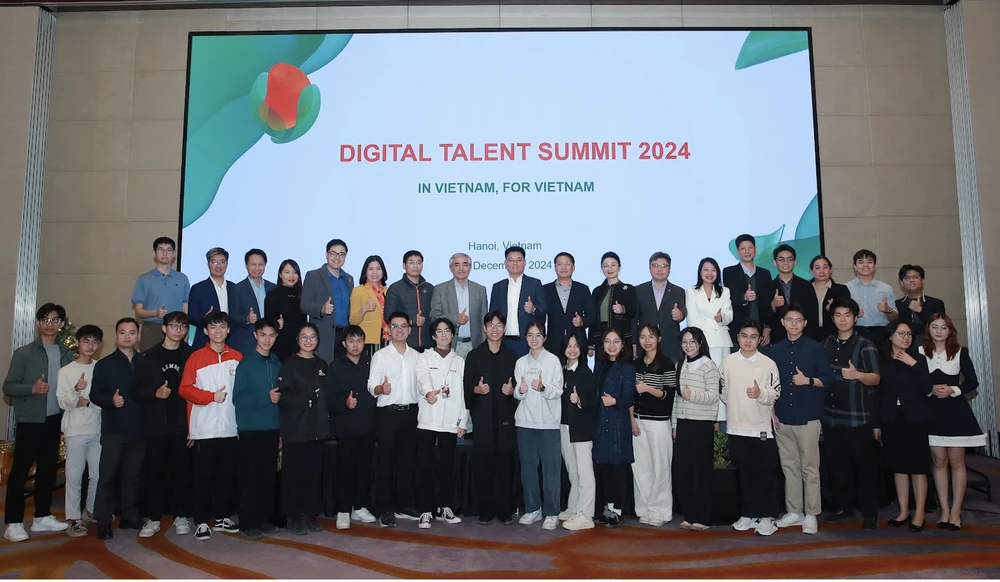 Huawei Việt Nam vinh danh các sinh viên xuất sắc tham gia chương trình Hạt giống cho Tương lai và cuộc thi ICT Competition