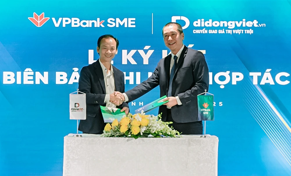 Đại diện Di Động Việt ký kết hợp tác cùng VPBank.