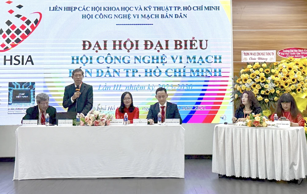 PGS.TS Nguyễn Văn Hiếu (đứng) được bầu làm Chủ tịch Hội Công nghệ vi mạch bán dẫn TPHCM