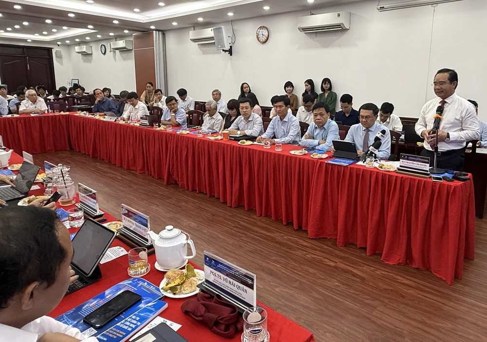 Chủ tịch UBND TPHCM Nguyễn Văn Được phát biểu tại hội thảo IMG_9822.JPG