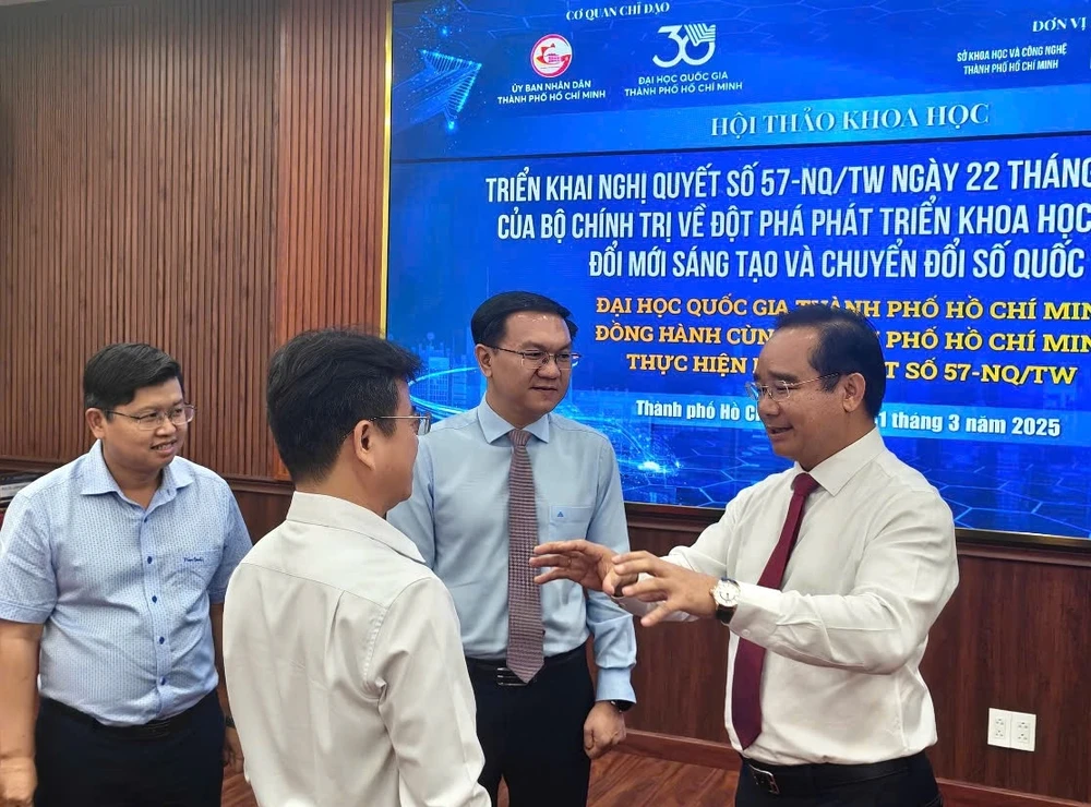 Chủ tịch UBND TPHCM Nguyễn Văn Được trao đổi cùng các đại biểu dự hội thảo IMG_9882.JPG