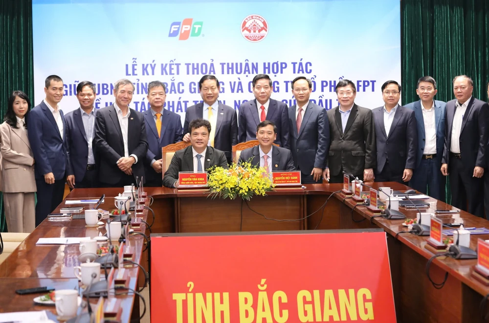 Lãnh đạo tỉnh Bắc Giang và Tập đoàn FPT ký kết ghi nhớ